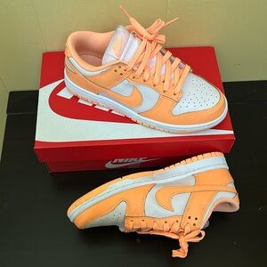 2022
Wmns Dunk Low 'Peach Cream 7 /5.5 Like new worn once.
